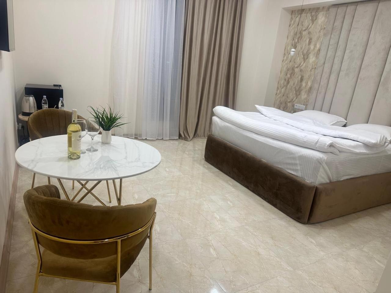 Lux Plaza Hotel P'arak'ar Luaran gambar