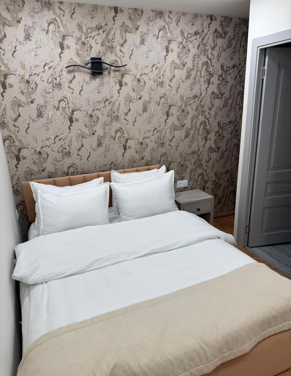 Lux Plaza Hotel P'arak'ar Luaran gambar